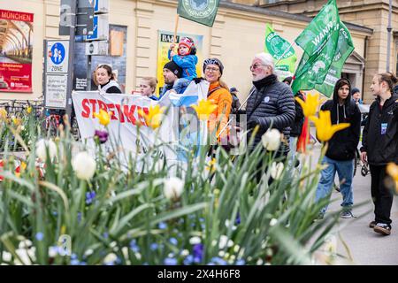 Vendredis pour l'avenir à München 38 Menschen versammelten sich am 3.5.2024 in München BEI vendredis pour l'avenir, um für mehr Klimaschutz und gegen Subventionen von fossilen Energien zu protestieren. -- 38 personnes se sont rassemblées à Fridays for future à Munich le 3 mai 2024 pour protester pour plus de protection du climat et contre les subventions pour les combustibles fossiles. München Bayern Deutschland Copyright : xAlexanderxPohlx Banque D'Images