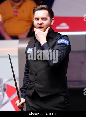 Jak Jones réagit lors de leur demi-finale face à Stuart Bingham (non photographié) le quatorzième jour du Cazoo World Snooker Championship 2024 au Crucible Theatre, Sheffield. Date de la photo : vendredi 3 mai 2024. Banque D'Images