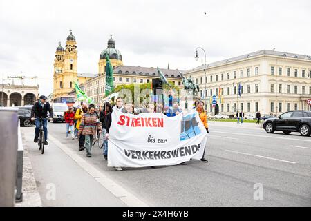 38 personnes se sont rassemblées à l’occasion du Fridays for future à Munich le 3 mai 2024 pour protester pour plus de protection du climat et contre les subventions pour les combustibles fossiles. (Photo Alexander Pohl/Sipa USA) Banque D'Images