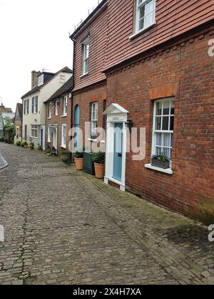 Une vue sur une rue pavée dans la ville historique de Petworth, West Sussex, Royaume-Uni. Banque D'Images