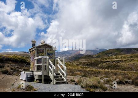 Toilettes à compostage et vue sur le Mont Ruapehu, parc national de Tongariro, région de Manawatu-Whanganui, Île du Nord, Nouvelle-Zélande Banque D'Images