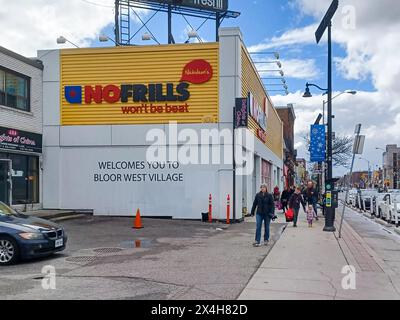 Toronto, ON, Canada - 10 octobre 2023 : No Frills est une chaîne canadienne de supermarchés à prix réduits, propriété des compagnies Loblaw limitée Banque D'Images