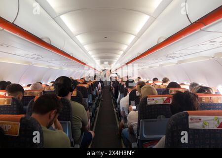 La cabine à l'intérieur du fuselage vues vers le bas de l'allée centrale sur un avion Easyjet Airbus / avion / avion / avion / avion pendant le vol. (138) Banque D'Images