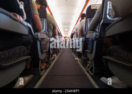 La cabine à l'intérieur du fuselage vues vers le bas de l'allée centrale sur un avion Easyjet Airbus / avion / avion / avion / avion pendant le vol. (138) Banque D'Images