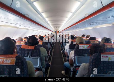 La cabine à l'intérieur du fuselage vues vers le bas de l'allée centrale sur un avion Easyjet Airbus / avion / avion / avion / avion pendant le vol. (138) Banque D'Images