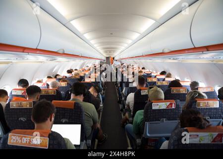 La cabine à l'intérieur du fuselage vues vers le bas de l'allée centrale sur un avion Easyjet Airbus / avion / avion / avion / avion pendant le vol. (138) Banque D'Images