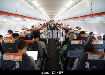 La cabine à l'intérieur du fuselage vues vers le bas de l'allée centrale sur un avion Easyjet Airbus / avion / avion / avion / avion pendant le vol. (138) Banque D'Images