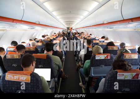 La cabine à l'intérieur du fuselage vues vers le bas de l'allée centrale sur un avion Easyjet Airbus / avion / avion / avion / avion pendant le vol. (138) Banque D'Images