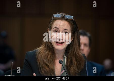 Avril D. Haines, directeur du renseignement national, comparaît devant une audience du Comité sénatorial sur les services armés pour examiner les menaces mondiales dans le bâtiment des bureaux du Sénat Dirksen à Washington, DC, le jeudi 2 mai 2024. Crédit : Rod Lamkey/CNP/MediaPunch Banque D'Images