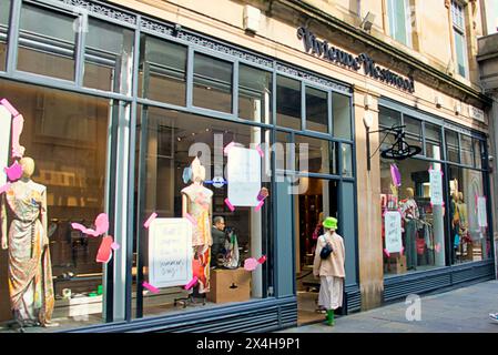 Glasgow, Écosse, Royaume-Uni. 3 mai 2024 : Météo britannique : client pertinent de Vivienne Westwood à l'extérieur du magasin L'été ensoleillé comme le temps dans le centre-ville. Crédit Gerard Ferry/Alamy Live News Banque D'Images