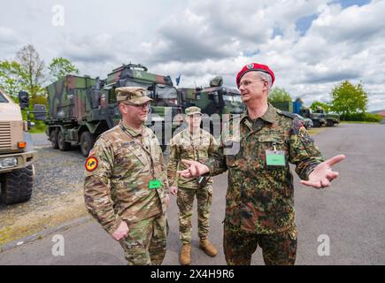 27 avril 2024, Hesse, Alsfeld : des membres de l'armée américaine et des forces armées allemandes se tiennent ensemble pendant l'exercice au point de transbordement logistique, la Hessenhalle Alsfeld. La Bundeswehr, les forces armées américaines, les pompiers, les forces THW et d'autres organisations civiles participent à des exercices visant à sécuriser un hub logistique à Alsfeld. Pendant l'exercice de sécurité intérieure du National Guardian (fin avril à début mai), les forces de sécurité intérieure dans toute l'Allemagne s'exercent à protéger et sécuriser les infrastructures importantes pour la défense du pays. La sécurité intérieure en cours e Banque D'Images