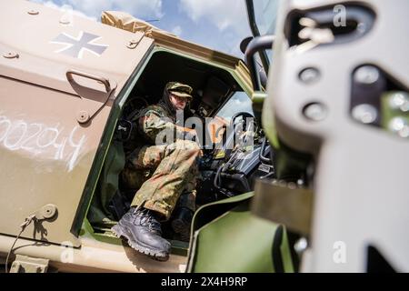 27 avril 2024, Hesse, Alsfeld : un soldat de la Bundeswehr sort de son véhicule blindé pendant l'exercice au point de transbordement logistique, le Hessenhalle Alsfeld. La Bundeswehr, les forces armées américaines, les pompiers, les forces THW et d'autres organisations civiles participent à des exercices pour sécuriser un hub logistique à Alsfeld. Pendant l'exercice de sécurité intérieure du National Guardian (fin avril à début mai), les forces de sécurité intérieure dans toute l'Allemagne s'exercent à protéger et sécuriser les infrastructures importantes pour la défense du pays. L'exercice de sécurité intérieure en cours fait partie Banque D'Images