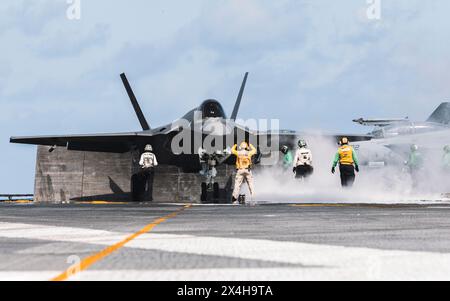 Un F-35C Lightning II attaché au Strike Fighter Squadron (VFA) 147 se prépare au décollage du porte-avions de classe Nimitz USS George Washington (CVN 7 Banque D'Images