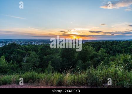 Coucher de soleil avec le ciel coloré de Halda Ema colline au-dessus de la ville d'Ostrava en république tchèque Banque D'Images