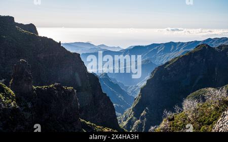 Montagnes étonnantes de Madeiora - vue du sentier de randonnée entre Pico Ruivo et Pico do Areeiro collines pendant le printemps matin Banque D'Images