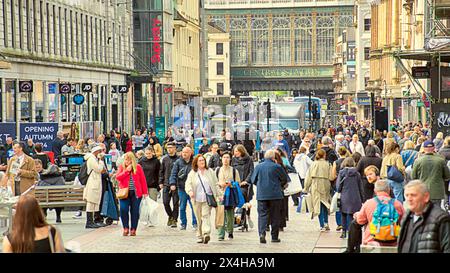 Glasgow, Écosse, Royaume-Uni. 3 mai 2024 : Météo britannique : l'été ensoleillé comme le temps dans le centre-ville. Crédit Gerard Ferry/Alamy Live News Banque D'Images