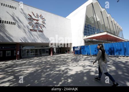 (240503) -- NOVI SAD, 3 mai 2024 (Xinhua) -- Aleksandra Radovanovic se rend à pied à la gare de Novi Sad à Novi Sad, Serbie, le 29 avril 2024. Aleksandra Radovanovic, 27 ans, vit à Belgrade et travaille à Novi Sad. L'exploitation de la section ferroviaire Belgrade-Novi Sad a réduit son temps de trajet à environ 30 minutes. Le chemin de fer Budapest-Belgrade est l'un des projets phares de l'Initiative ceinture et route de la Chine. Le tronçon ferroviaire Belgrade-Novi Sad, long d'environ 80 km, a été mis en service le 19 mars 2022. (Xinhua/Li Ying) Banque D'Images