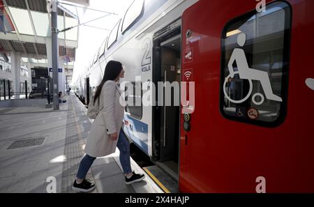 (240503) -- NOVI SAD, 3 mai 2024 (Xinhua) -- Aleksandra Radovanovic monte à bord d'un train de Novi Sad à Belgrade à la gare de Novi Sad à Novi Sad, Serbie, le 29 avril 2024. Aleksandra Radovanovic, 27 ans, vit à Belgrade et travaille à Novi Sad. L'exploitation de la section ferroviaire Belgrade-Novi Sad a réduit son temps de trajet à environ 30 minutes. Le chemin de fer Budapest-Belgrade est l'un des projets phares de l'Initiative ceinture et route de la Chine. Le tronçon ferroviaire Belgrade-Novi Sad, long d'environ 80 km, a été mis en service le 19 mars 2022. (Xinhua/Li Ying) Banque D'Images