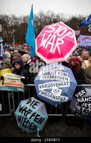 Friedensdemo Nein zu Kriegen DEU, Deutschland, Allemagne, Berlin, 25.11.2023 Demonstranten mit Symbol Schirm Stop War , Die Waffen Nieder und Pazifismus ist kein Verbrechen auf der Demonstration der deutschen Friedensbewegung unter dem motto Nein zu Kriegen Ruestungswahnsinn stoppen Zukunft friedlich und gerecht gestalten Die Waffen nieder fuer Frieden und eine soziale Friedenspolitik am Brandenburger Tor in Berlin Deutschland . Der Protest fordert einen Waffenstillstand in Gaza , Friedensverhandlungen sowie Ende der Sanktionen gegen Russland , Ende der Waffenlieferungen an die Ukraine und allge Banque D'Images