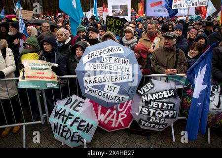 Friedensdemo Nein zu Kriegen DEU, Deutschland, Allemagne, Berlin, 25.11.2023 Demonstranten mit Symbol Schirm Stop War , Die Waffen Nieder und Pazifismus ist kein Verbrechen auf der Demonstration der deutschen Friedensbewegung unter dem motto Nein zu Kriegen Ruestungswahnsinn stoppen Zukunft friedlich und gerecht gestalten Die Waffen nieder fuer Frieden und eine soziale Friedenspolitik am Brandenburger Tor in Berlin Deutschland . Der Protest fordert einen Waffenstillstand in Gaza , Friedensverhandlungen sowie Ende der Sanktionen gegen Russland , Ende der Waffenlieferungen an die Ukraine und allge Banque D'Images