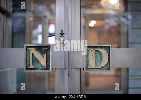 Neues Deutschland DEU, Deutschland, Allemagne, Berlin, 24.11.2023 logo ND fuer die Zeitung Neues Deutschland am Eingang vom ehemaligen Gebauede am Franz-Mehring-Platz in Berlin Deutschland . Von 1946 bis 1989 War die Tageszeitung das Zentralorgan der SED en : logo ND pour le journal Neues Deutschland à l'entrée de l'ancien bâtiment sur Franz-Mehring-Platz à Berlin Allemagne. De 1946 à 1989, le quotidien était l'organe central du SED *** Neues Deutschland DEU, Deutschland, Allemagne, Berlin, 24 11 2023 logo ND pour le journal Neues Deutschland à l'entrée de l'ancien bâtiment Banque D'Images