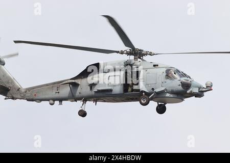 Marine espagnole Sikorsky SH-60 Seahawk hélicoptère immatriculé 01-1011, formation au treuil à la base navale El Ferrol - (Arsenal de Ferrol), Espagne, avril 2024. Banque D'Images