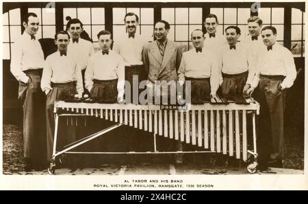 Ramsgate, Kent. 1938 – Une carte postale photographique intitulée « Al Tabor et sa bande – Royal Victoria Pavilion, Ramsgate, saison 1938 » représentant le chef d’orchestre Al Tabor (Alfred Taboriwsky, 1898–1983) posant avec les membres de sa bande devant un vibraphone orchestral. La carte postale a été produite pour promouvoir leur série de concerts joués à la salle de concert du Pavillon Royal Victoria sur Harbour Parade, Ramsgate, Kent, au cours de l'été 1938. Banque D'Images