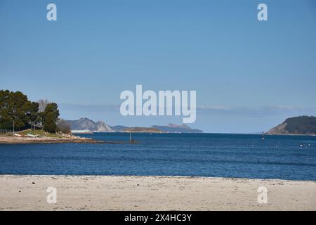 Plage de Ladeira à Sabaris avec sable fin et vue sur les îles Estelas et les îles Cies ainsi que Monte Ferro Banque D'Images