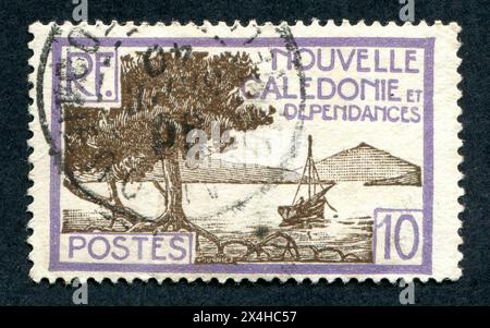 Env. 1928 - Un timbre-poste à 10 centimes Nouvelle-Calédonie et dépendances émis en 1928. Banque D'Images