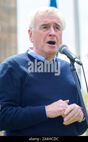 Le député John McDonnell s’adresse à la foule alors que les participants se rassemblent pour les personnes touchées par des troubles alimentaires à Parliament Square, à Londres. Banque D'Images