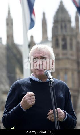 Le député John McDonnell s’adresse à la foule alors que les participants se rassemblent pour les personnes touchées par des troubles alimentaires à Parliament Square, à Londres. Banque D'Images