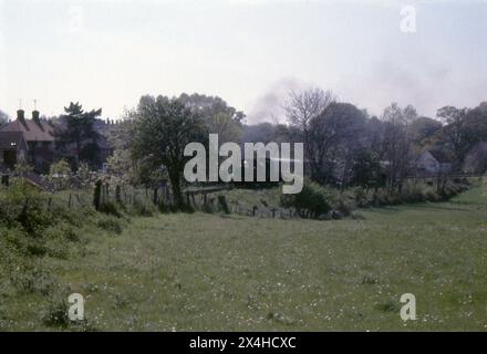 Kent et East Sussex. 1987 – deux locomotives à vapeur du Kent & East Sussex Railway tirant des wagons. Les locos sont l'ex-South Eastern & Chatham Railway / Southern Railway 'P Class' No.31556, et le Manning Wardle No. 1955 0-6-0ST 'Charwelton'. Banque D'Images