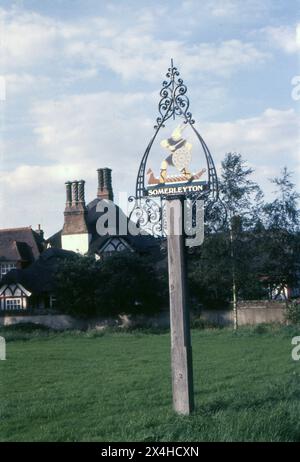 Suffolk. 1987 – photographie du signe du village de Somerleyton dans le Suffolk, en Angleterre. Le panneau est décoré d'une image d'un Viking et d'un longboat. Somerleyton est dans le nord du comté anglais de Suffolk. Il est à 4,5 miles au nord-ouest de Lowestoft et à 5,5 miles au sud-ouest de Great Yarmouth. Banque D'Images