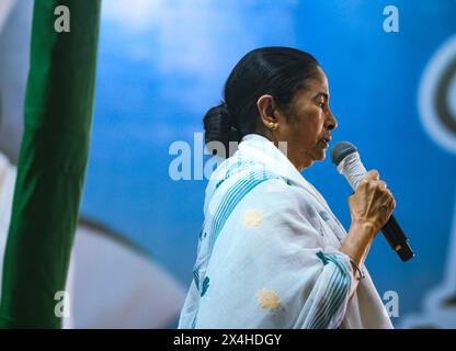 2 mai 2024, Betai, Bengale Occidental, Inde : le ministre en chef du Bengale Occidental et chef du parti Trinamool Congress (TMC) et l'un des visages les plus forts de l'opposition en Inde, Mamata Banerjee, parle lors d'une réunion publique lors d'un rassemblement de campagne électorale en soutien au député indien Mahua Moitra au stade Harichand Guruchand, prononçant un discours animé juste avant l'arrivée du premier ministre Narendra Modi à Tehatta, au Bengale occidental. Cette photo a été prise à Betai, Tehatta, Bengale occidental. (Crédit image : © Soumyabrata Roy/Pacific Press via ZUMA Press Wire) USAGE ÉDITORIAL SEULEMENT! Non destiné à UN USAGE commercial ! Banque D'Images