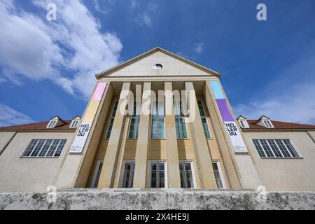 Dresde, Allemagne. 03 mai 2024. Vue sur le Festspielhaus Hellerau, siège du Centre européen pour les Arts. Il a été construit en 1911 sur une conception de l'architecte Heinrich Tessenow. Crédit : Robert Michael/dpa/Alamy Live News Banque D'Images