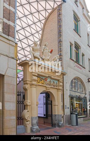 Amsterdam, pays-Bas - 16 mai 2018 : monument historique de la porte Castigatio du XVIe siècle, monument Rasphuispoort de la rue Heiligeweg. Banque D'Images