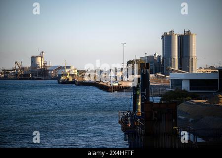 Adélaïde, Australie. 03 mai 2024. Vue sur un bassin portuaire dans la ville d'Adélaïde au chantier naval d'Osborne. Le voyage d'une semaine du ministre des Affaires étrangères, M. Baerbock, en Australie, en Nouvelle-Zélande et aux Fidji, sera axé sur la politique de sécurité et la protection du climat. Crédit : Sina Schuldt/dpa/Alamy Live News Banque D'Images