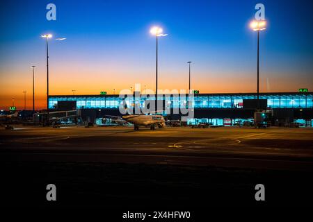 Adélaïde, Australie. 03 mai 2024. Vue sur l'aéroport d'Adélaïde au coucher du soleil. Le voyage d'une semaine du ministre des Affaires étrangères, M. Baerbock, en Australie, en Nouvelle-Zélande et aux Fidji, sera axé sur la politique de sécurité et la protection du climat. Crédit : Sina Schuldt/dpa/Alamy Live News Banque D'Images