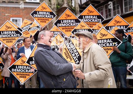 Le leader libéral démocrate Sir Ed Davey est accueilli par ses partisans alors qu'il arrive rejoindre les militants locaux du Lib DEM lors d'un rassemblement célébrant à Winchester, après les résultats des élections locales. Date de la photo : vendredi 3 mai 2024. Banque D'Images