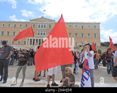 Athènes, Grèce. 01 mai 2024. (5/1/2024) manifestation à Athènes commémorant l'anniversaire du Mayday avec des personnes demandant des augmentations et des prestations plus élevées. Les manifestants ont également condamné la guerre à Gaza. (Photo de George Panagakis/Pacific Press/SIPA USA) crédit : SIPA USA/Alamy Live News Banque D'Images