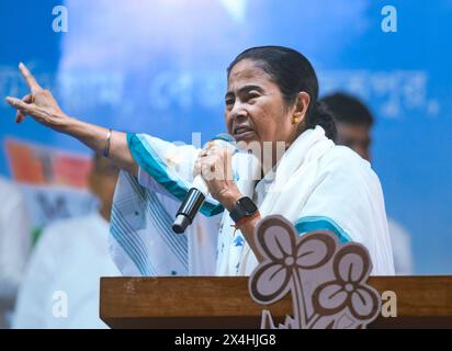 Betai, Inde. 02 mai 2024. (5/2/2024) Mamata Banerjee, premier ministre du Bengale occidental et chef du parti Trinamool Congress (TMC) et l'un des visages les plus forts de l'opposition en Inde, parle lors d'une réunion publique lors d'un rassemblement de campagne électorale en soutien au député indien Mahua Moitra au stade Harichand Guruchand, prononçant un discours animé juste avant l'arrivée du premier ministre Narendra Modi à Tehatta, au Bengale occidental. Cette photo a été prise à Betai, Tehatta, Bengale occidental. (Photo de Soumyabrata Roy/Pacific Press/Sipa USA) crédit : Sipa USA/Alamy Live News Banque D'Images