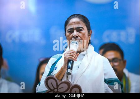 Betai, Inde. 02 mai 2024. (5/2/2024) Mamata Banerjee, premier ministre du Bengale occidental et chef du parti Trinamool Congress (TMC) et l'un des visages les plus forts de l'opposition en Inde, parle lors d'une réunion publique lors d'un rassemblement de campagne électorale en soutien au député indien Mahua Moitra au stade Harichand Guruchand, prononçant un discours animé juste avant l'arrivée du premier ministre Narendra Modi à Tehatta, au Bengale occidental. Cette photo a été prise à Betai, Tehatta, Bengale occidental. (Photo de Soumyabrata Roy/Pacific Press/Sipa USA) crédit : Sipa USA/Alamy Live News Banque D'Images