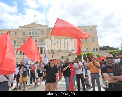 Athènes, Grèce. 01 mai 2024. (5/1/2024) manifestation à Athènes commémorant l'anniversaire du Mayday avec des personnes demandant des augmentations et des prestations plus élevées. Les manifestants ont également condamné la guerre à Gaza. (Photo de George Panagakis/Pacific Press/SIPA USA) crédit : SIPA USA/Alamy Live News Banque D'Images