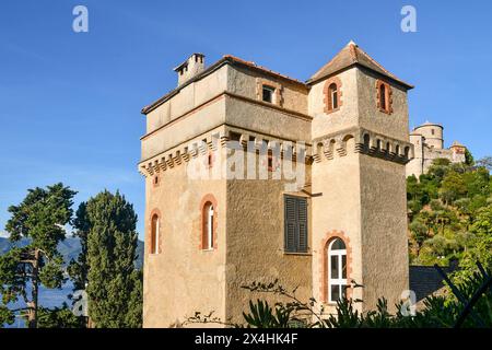 Villa la Torre, ou simplement la Tour de Portofino, avec le château brun en arrière-plan sur le promontoire, Portofino, Gênes, Ligurie, Italie Banque D'Images