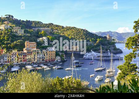 Vue surélevée sur le célèbre village de pêcheurs dans la Riviera italienne avec le petit port, appelé 'Porticciolo', Portofino, Gênes, Ligurie, Italie Banque D'Images