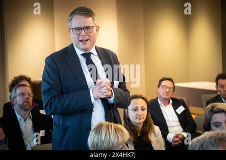 Gesprächsrunde Diskussion 17.04.2024 Stadtgespräch Veranstalter : STAATSANZEIGER und Städtetag Baden-Württemberg, Podiumsdiskussion Tobias Benz BM Grenzach-Wyhlen Stuttgart Baden-Württemberg Deutschland *** table ronde 17 04 2024 organisateur de la conférence de ville STAATSANZEIGER et Städtetag Baden Württemberg, table ronde Tobias Benz BM Grenzach Wyhlen Stuttgart Baden Württemberg Allemagne Banque D'Images