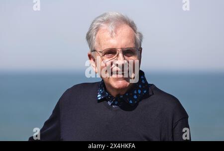 Dierhagen, Allemagne. 03 mai 2024. Jürgen Croy, gardien de but de la Coupe du monde de l’équipe nationale de la RDA 1974, se tient sur la terrasse du Strandhotel Fischland lors d’une rencontre marquant le 50ème anniversaire. Crédit : Danny Gohlke/dpa/Alamy Live News Banque D'Images