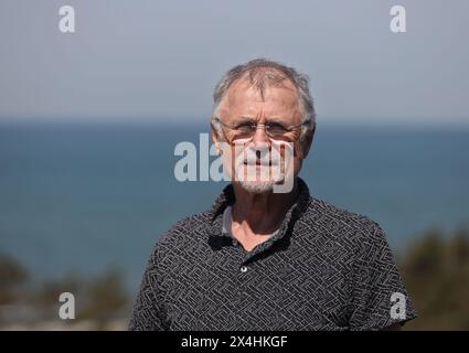 Dierhagen, Allemagne. 03 mai 2024. Lothar Kurbjuweit, joueur de Coupe du monde pour l'équipe nationale de RDA en 1974, se tient sur la terrasse du Strandhotel Fischland lors d'une réunion marquant le 50ème anniversaire. Crédit : Danny Gohlke/dpa/Alamy Live News Banque D'Images