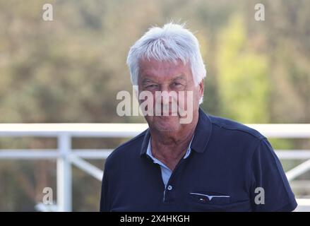 Dierhagen, Allemagne. 03 mai 2024. Jürgen Sparwasser, joueur de la Coupe du monde pour l'équipe nationale de RDA en 1974, se tient sur la terrasse du Strandhotel Fischland lors d'une réunion marquant le 50ème anniversaire. Crédit : Danny Gohlke/dpa/Alamy Live News Banque D'Images