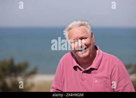 Dierhagen, Allemagne. 03 mai 2024. Gerd Kische, joueur de Coupe du monde pour l'équipe nationale de RDA en 1974, se tient sur la terrasse du Strandhotel Fischland lors d'une réunion marquant le 50ème anniversaire. Crédit : Danny Gohlke/dpa/Alamy Live News Banque D'Images